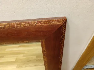 Espejo de madera con marco decorado