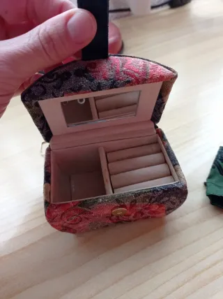 Mini joyero con encanto. Espejo interior.