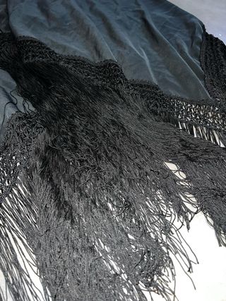 Mantón de Manila Negro con Flecos