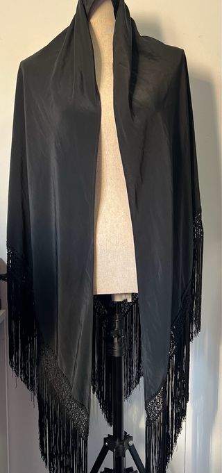 Mantón de Manila Negro con Flecos