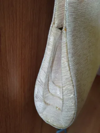 Bolso de mano beige y dorado