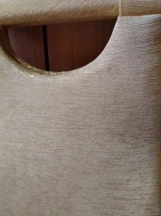 Bolso de mano beige y dorado