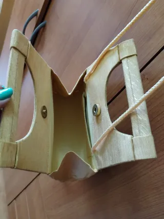 Bolso de mano beige y dorado