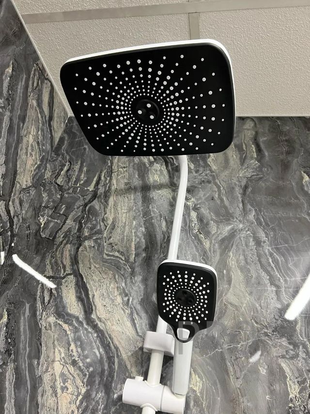 Columna de ducha digital con doble alcachofa y grifo auxiliar