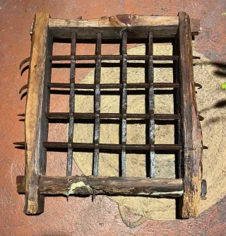 Ventana antigua con reja de forja