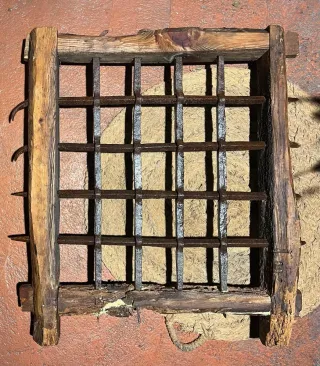 Ventana antigua con reja de forja