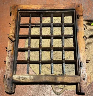 Ventana antigua con reja de forja