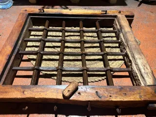 Ventana antigua con reja de forja