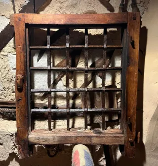 Ventana antigua con reja de forja