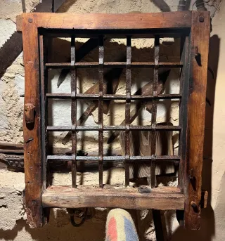Ventana antigua con reja de forja