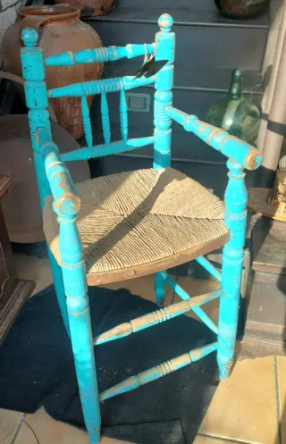 Silla antigua de madera y enea azul