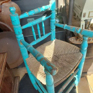 Silla antigua de madera y enea azul