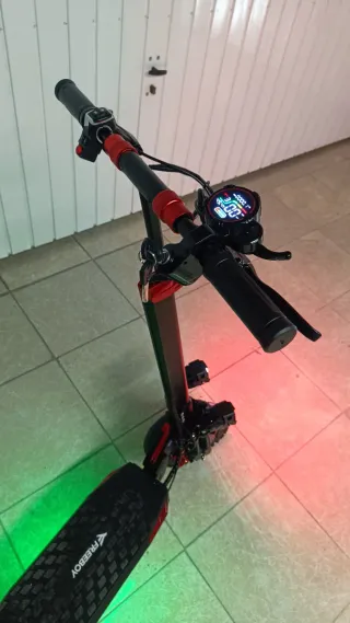 Patinete eléctrico con asiento y luces