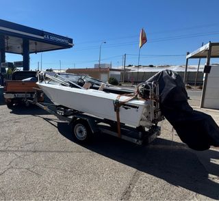 Barco a motor con remolque