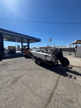 Barco a motor con remolque