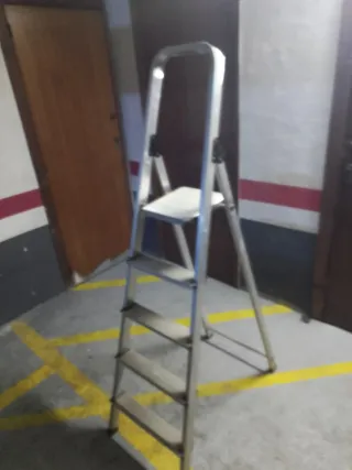 Escalera aluminio plegable 4 peldaños