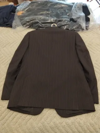 Traje de hombre a rayas marrón