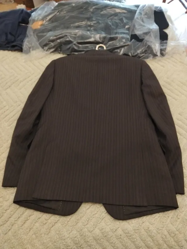 Traje de hombre a rayas marrón