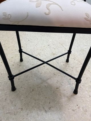 Taburete tapizado beige y negro