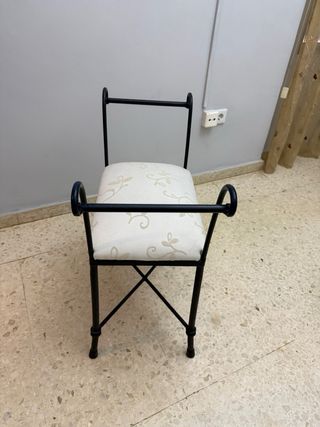 Taburete tapizado beige y negro