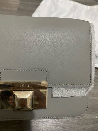 Bolso Furla bandolera gris