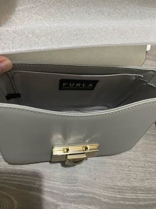 Bolso Furla bandolera gris