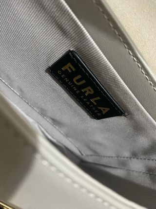 Bolso Furla bandolera gris