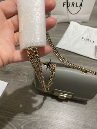 Bolso Furla bandolera gris