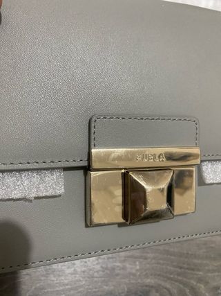 Bolso Furla bandolera gris