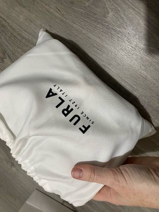 Bolso Furla bandolera gris