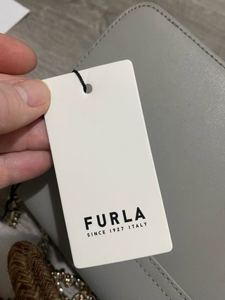 Bolso Furla bandolera gris