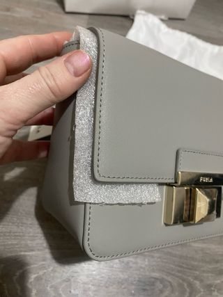 Bolso Furla bandolera gris
