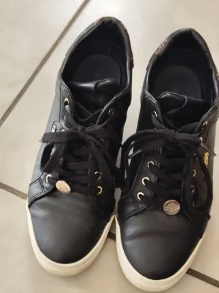 Scarpe Guess nere con dettagli oro