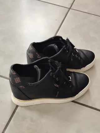 Scarpe Guess nere con dettagli oro