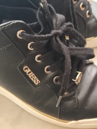 Scarpe Guess nere con dettagli oro