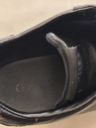 Scarpe Guess nere con dettagli oro