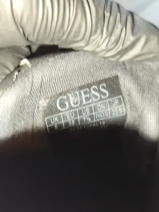 Scarpe Guess nere con dettagli oro