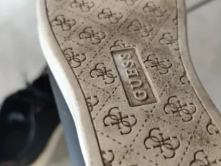 Scarpe Guess nere con dettagli oro