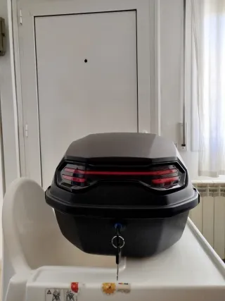 Baúl para moto negro pequeño 27l.para un casco