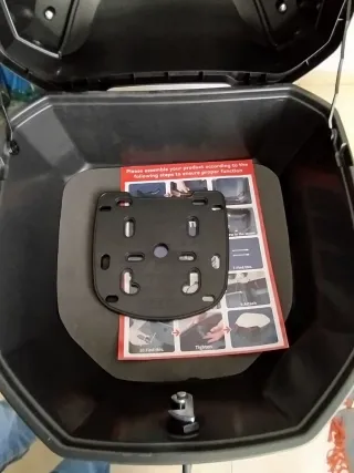 Baúl para moto negro pequeño 27l.para un casco