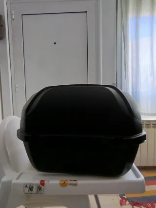 Baúl para moto negro pequeño 27l.para un casco