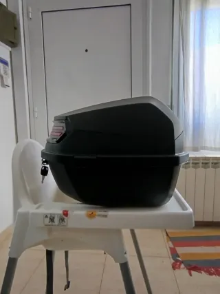 Baúl para moto negro pequeño 27l.para un casco