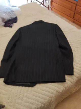 Traje de raya diplomática negro de invierno.