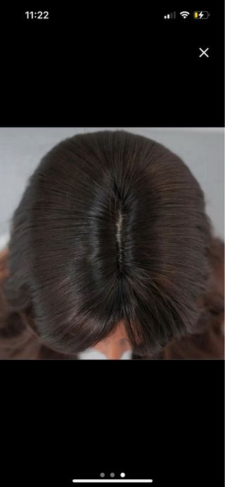 Preciosa Peluca castaña ondulada efecto natural