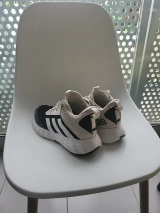 Zapatillas Adidas Negras y Blancas