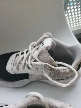 Zapatillas Adidas Negras y Blancas