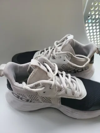 Zapatillas Adidas Negras y Blancas