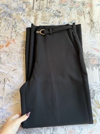 Pantalón vestir Mango negro con cinturón dorado