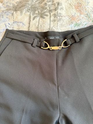 Pantalón vestir Mango negro con cinturón dorado