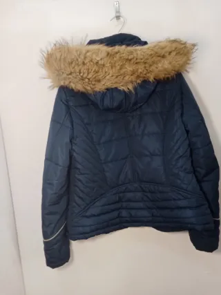 Chaqueta azul con capucha y pelo